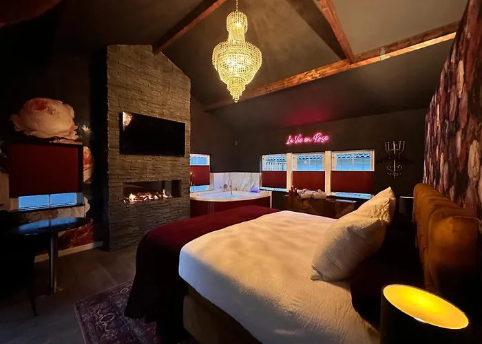 Wellness Tuin - Boudoir Suite - Ultieme Partner Beleving Met Jacuzzi En Openhaard En Prive Sauna In Romantische Stijl
