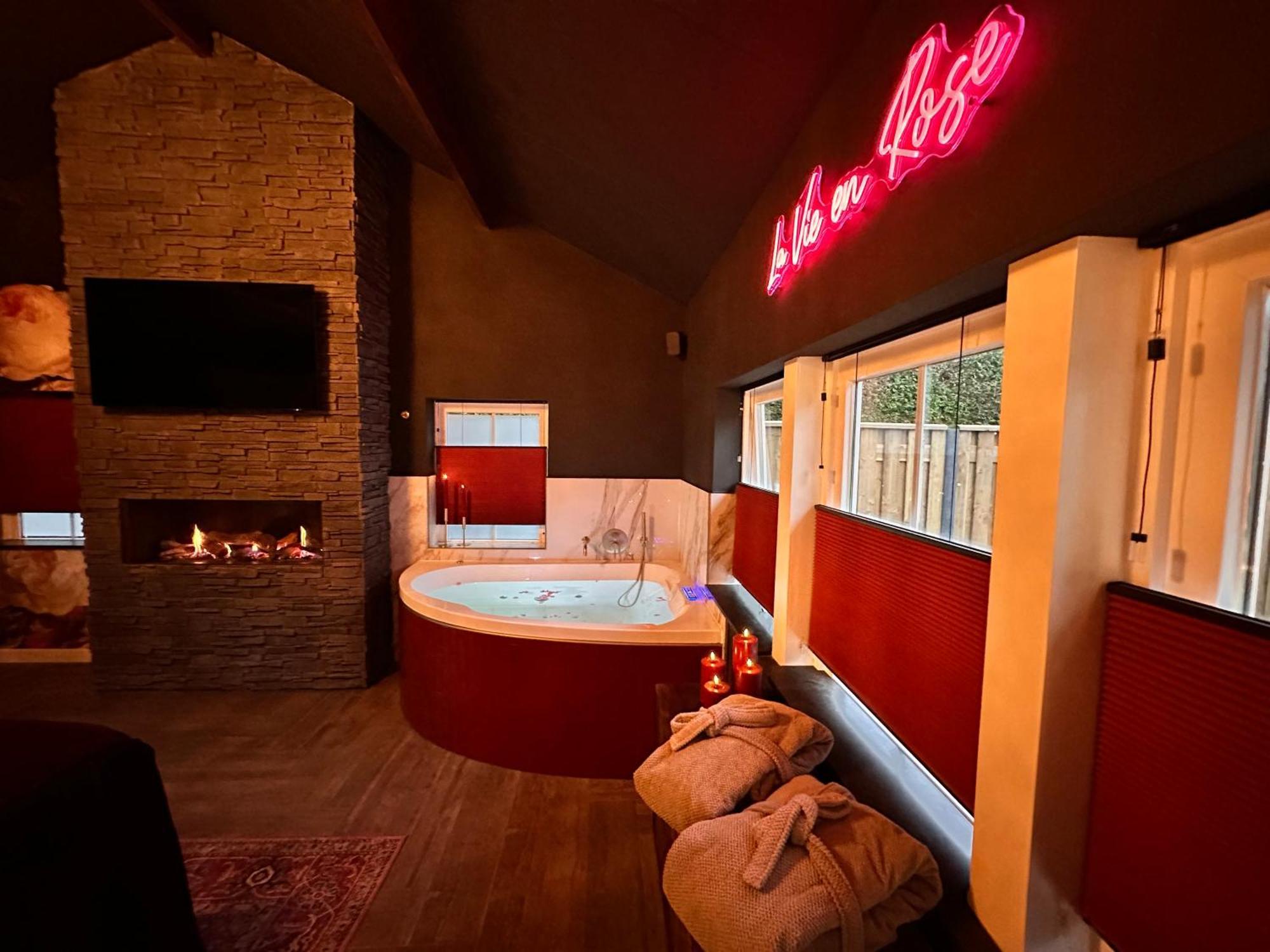 Wellness Tuin - Boudoir - Ultieme Partner Beleving Met Jacuzzi En Openhaard En Prive Sauna In Romantische Stijl Horst