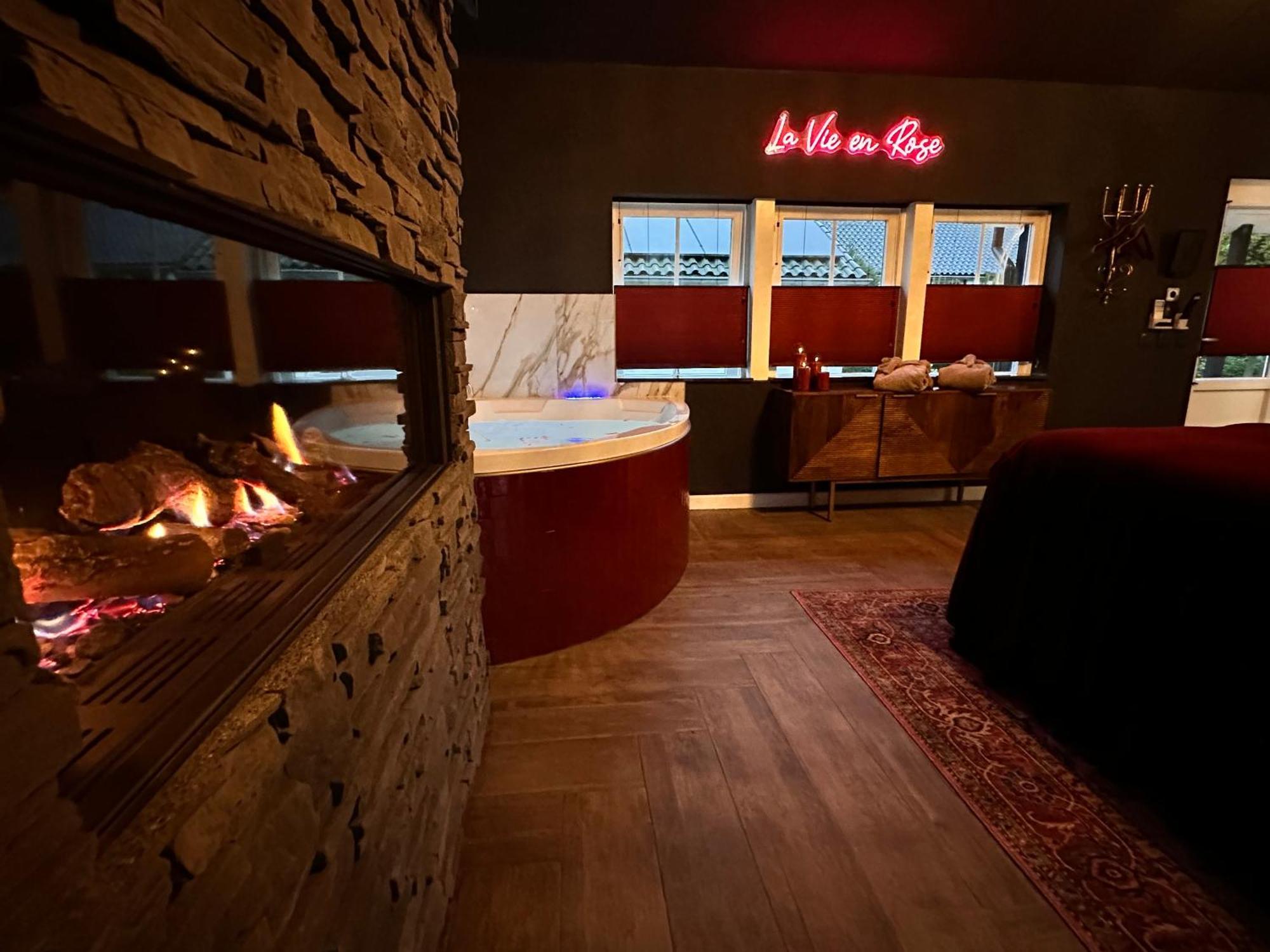 Wellness Tuin - Boudoir - Ultieme Partner Beleving Met Jacuzzi En Openhaard En Prive Sauna In Romantische Stijl Lodge *